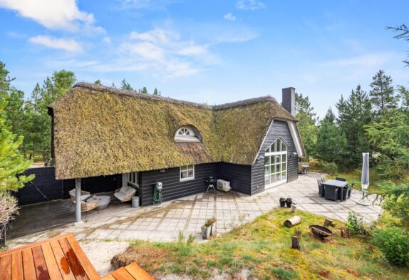 Hyggeligt stråtækt feriehus i charmerende Houstrup – hund tilladt