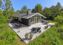 Charmerende sommerhus omgivet af åben terrasse