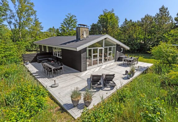 Charmerende sommerhus omgivet af åben terrasse
