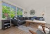 Charmerende sommerhus omgivet af åben terrasse (billede 5)