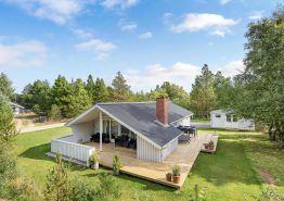 Dejligt, klassisk sommerhus med brændeovn – 2 hunde tilladt