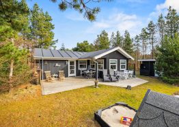 Ægte charme og idyl i dette træsommerhus i Houstrup. Kat. nr.:  30409, Kirkeflod 66;