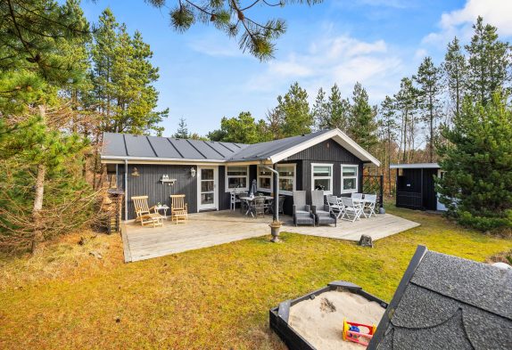 Ægte charme og idyl i dette træsommerhus i Houstrup
