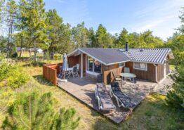 Hyggeligt træsommerhus på helt ugeneret og lukket naturgrund