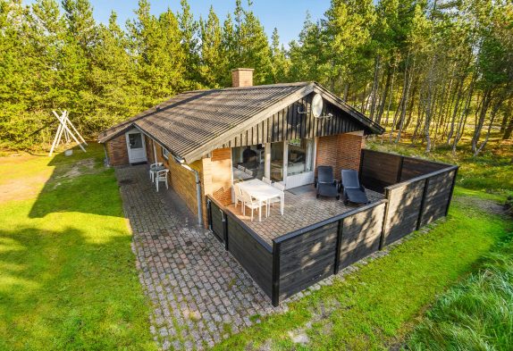 Lyst og hyggeligt sommerhus med sauna i ugenerede omgivelser