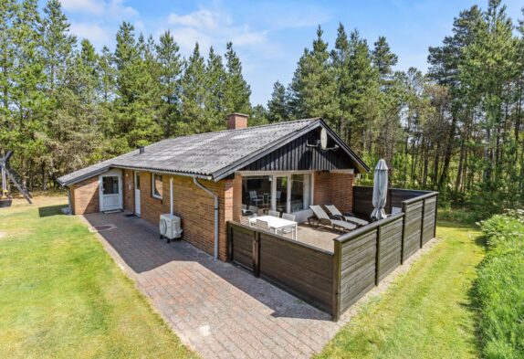 Lyst og hyggeligt sommerhus med sauna i ugenerede omgivelser