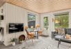 Hyggeligt træsommerhus på stor grund omkranset af træer (billede 4)