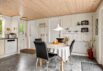 Hyggeligt træsommerhus på stor grund omkranset af træer (billede 8)