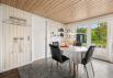 Hyggeligt træsommerhus på stor grund omkranset af træer (billede 9)