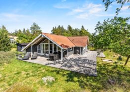 Hyggeligt spasommerhus med sauna og stor terrasse