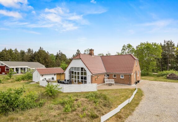 Charmerende sommerhus midt i naturen med sauna