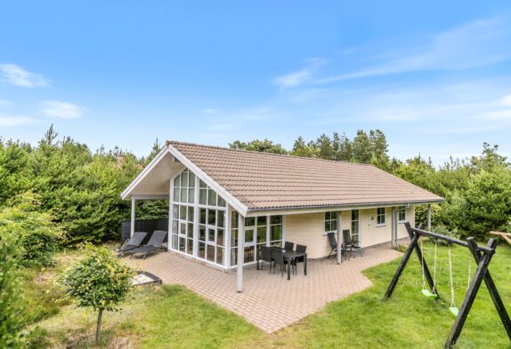 Moderne sommerhus med sauna, spabad og hunde tilladt