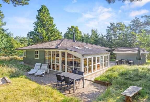 Lyst sommerhus med spabad og sauna i rolige omgivelser