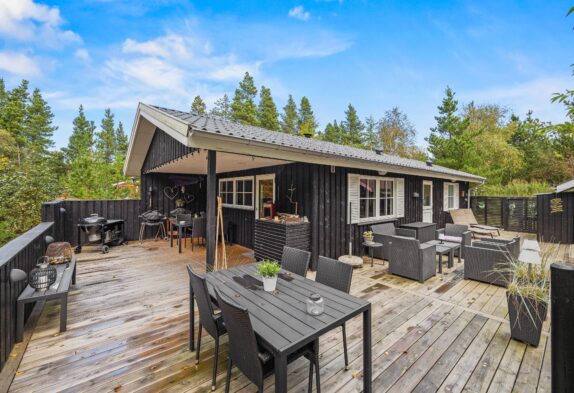 Moderne indrettet sommerhus i private omgivelser