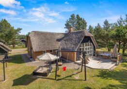 Charmerende stråtækt sommerhus i Houstrup med sauna. Kat. nr.:  30483, Guldvangen 26;