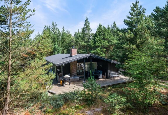 Hell eingerichtetes Ferienhaus auf idyllischem Naturgrundstück