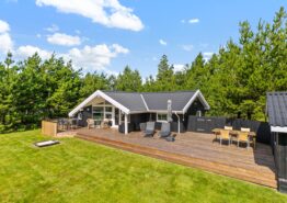 Helles und gemütliches Holzhaus mit offener Terrasse