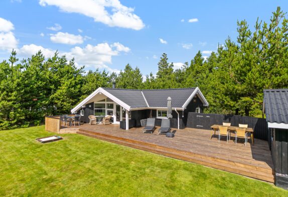 Moderne træsommerhus med åben terrasse