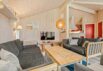 Moderne træsommerhus med åben terrasse (billede 2)