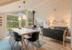 Moderne træsommerhus med åben terrasse (billede 8)