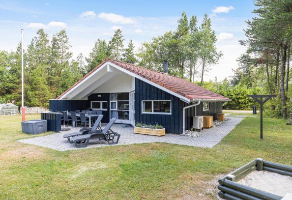 Dänisches Holzhaus mit Sauna und großer Rasenfläche