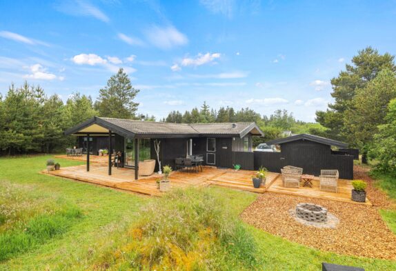 Charmerende sommerhus med stor terrasse