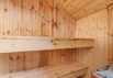 Klassisk træsommerhus med sauna og stor terrasse (billede 16)