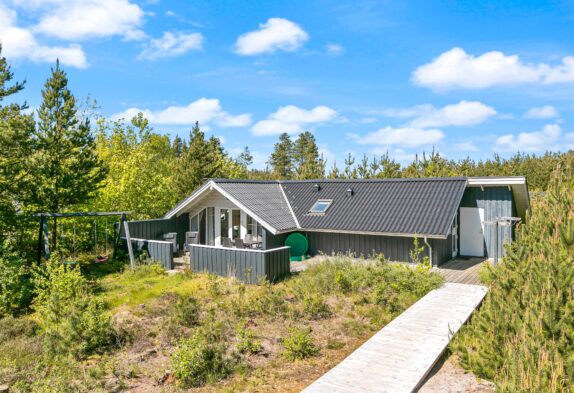 Klassisk træsommerhus med sauna og stor terrasse