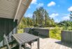 Klassisk træsommerhus med sauna og stor terrasse (billede 25)