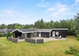 Sommerhus med brændeovn og sauna på stor, afskærmet grund