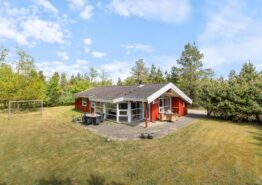 Dejligt sommerhus på stor naturgrund med sauna og spabad