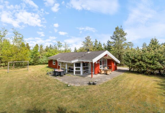 Dejligt sommerhus på stor naturgrund med sauna og spabad