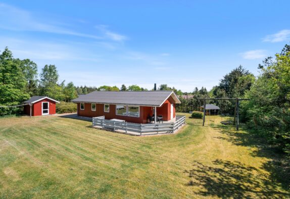 Hyggeligt sommerhus med sauna på dejlig lukket grund