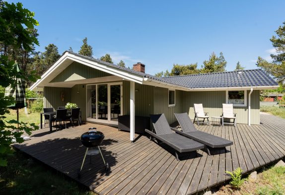 Charmerende træsommerhus med sauna og skøn terrasse