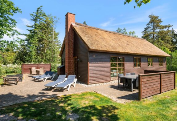 Skønt stråtækt sommerhus i Houstrup med spabad og sauna