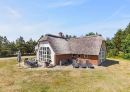 Klassisches Poolhaus mit Sauna und Whirlpool für 10 Personen