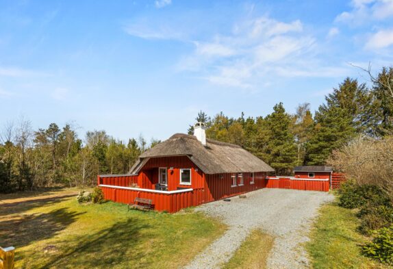 Idyllisk stråtagshus med sauna og brændeovn
