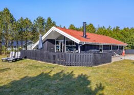 Klassisches Ferienhaus mit Kamin inmitten grüner Natur