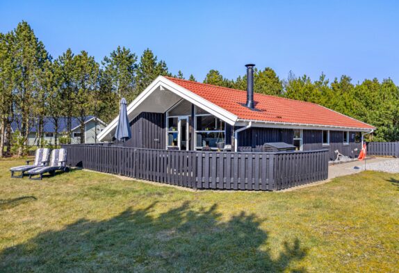 Klassisches Ferienhaus mit Kamin inmitten grüner Natur