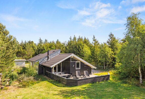 Hyggeligt hundevenligt træsommerhus med spabad