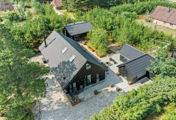 Stilfuldt sommerhus med wellness og naturoase i Houstrup