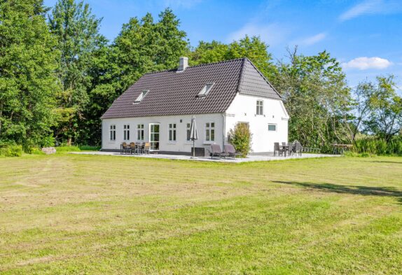 Charmerende og lyst sommerhus på stor dejlig grund i Houstrup
