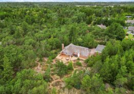Charmerende stråtækt sommerhus midt i Houstrups skønne natur. Kat. nr.:  30600, Jeppesvej 29