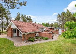 Familievenligt sommerhus med spabad og sauna i Houstrup
