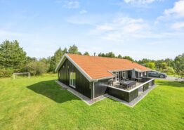 Luksuriøst poolsommerhus med plads til hele familien og hunden