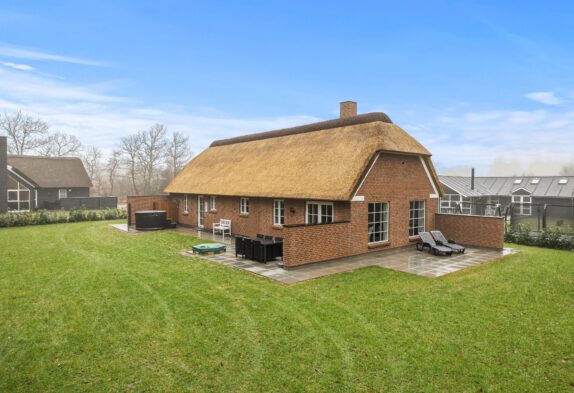 Reetgedecktes Aktivitätsferienhaus mit Badetonne und Außendusche