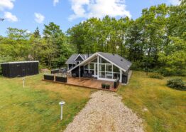 Klassisches Ferienhaus mit Kamin und Sauna in Houstrup
