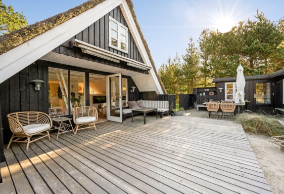 Klassisk stråtækt sommerhus i Houstrups naturskønne rammer