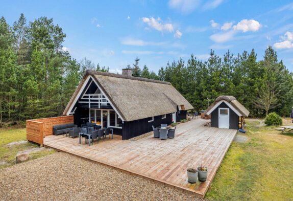 Stråtækt sommerhus med vildmarksbad i naturskønne Houstrup