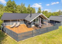Indbydende feriehus med spabad og lukket terrasse